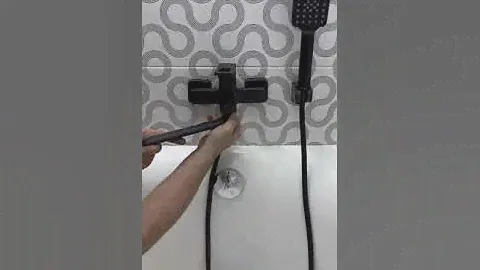 Смеситель для ванны и душа из латуни с лейкой и шлангом Vieir V353541-C черный