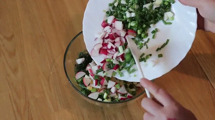 Салат "Дачний" із зеленню, редискою та яйцем/Fresh salad "Dachnyy" #cookingathome #salad #редиска